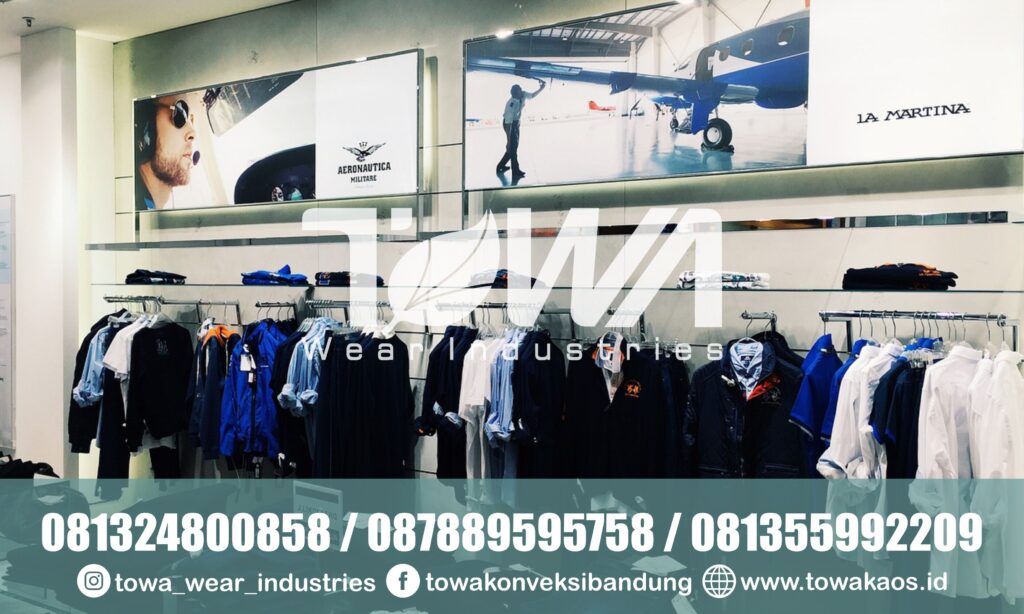 Tutorial bikin kaos polo mulanya dengan pola di karton kemudian diaplikasikan di kain dan dipotong sesuai jalurnya. Pembuatan pola kaos harus matang agar tidak terjepit jahitannya