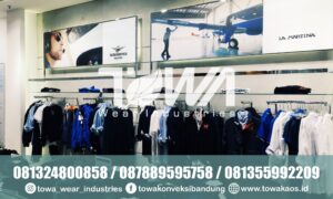 Tutorial bikin kaos polo mulanya dengan pola di karton kemudian diaplikasikan di kain dan dipotong sesuai jalurnya. Pembuatan pola kaos harus matang agar tidak terjepit jahitannya